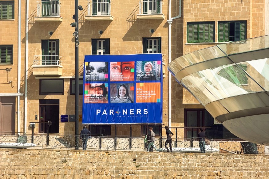 Partners Connected Communications: Μια Γιγαντιαία Αφίσα στο κέντρο της Πρωτεύουσας για τις Γυναίκες που Δεν Ζητούν Χώρο – Τον Δημιουργούν